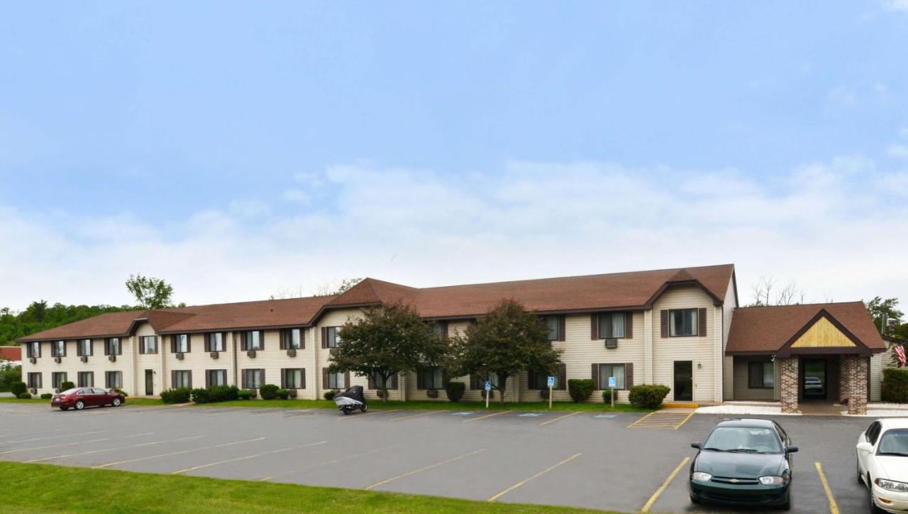 Magnuson Hotel Country Inn Ishpeming Exterior photo